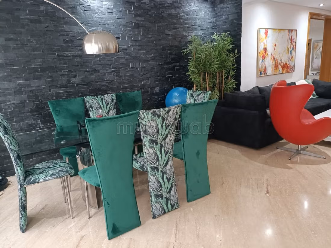 Apartment for sale in Racine. 4 comfortable rooms. Usable fireplace, caretaker service. 