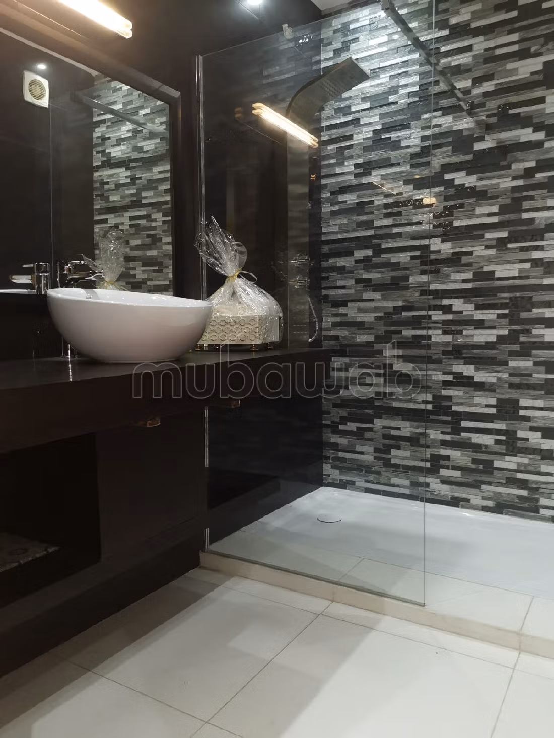 Apartment for sale in Racine. 4 comfortable rooms. Usable fireplace, caretaker service. 