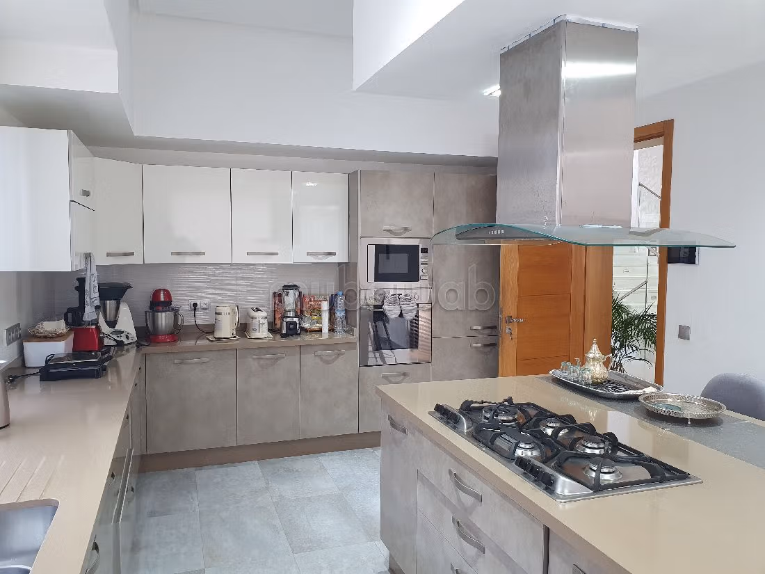 فيلا فخمة للبيع بالسويسي. المساحة 715 م². مفروشة