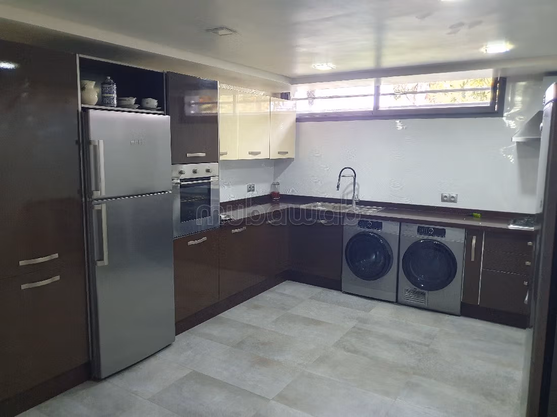 فيلا فخمة للبيع بالسويسي. المساحة 715 م². مفروشة