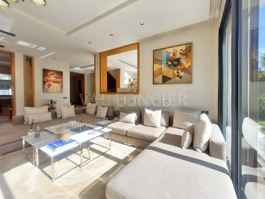 فيلا فاخرة للبيع ببوسكورة. المساحة الإجمالية 505 م². مسبح و مدفأة. 