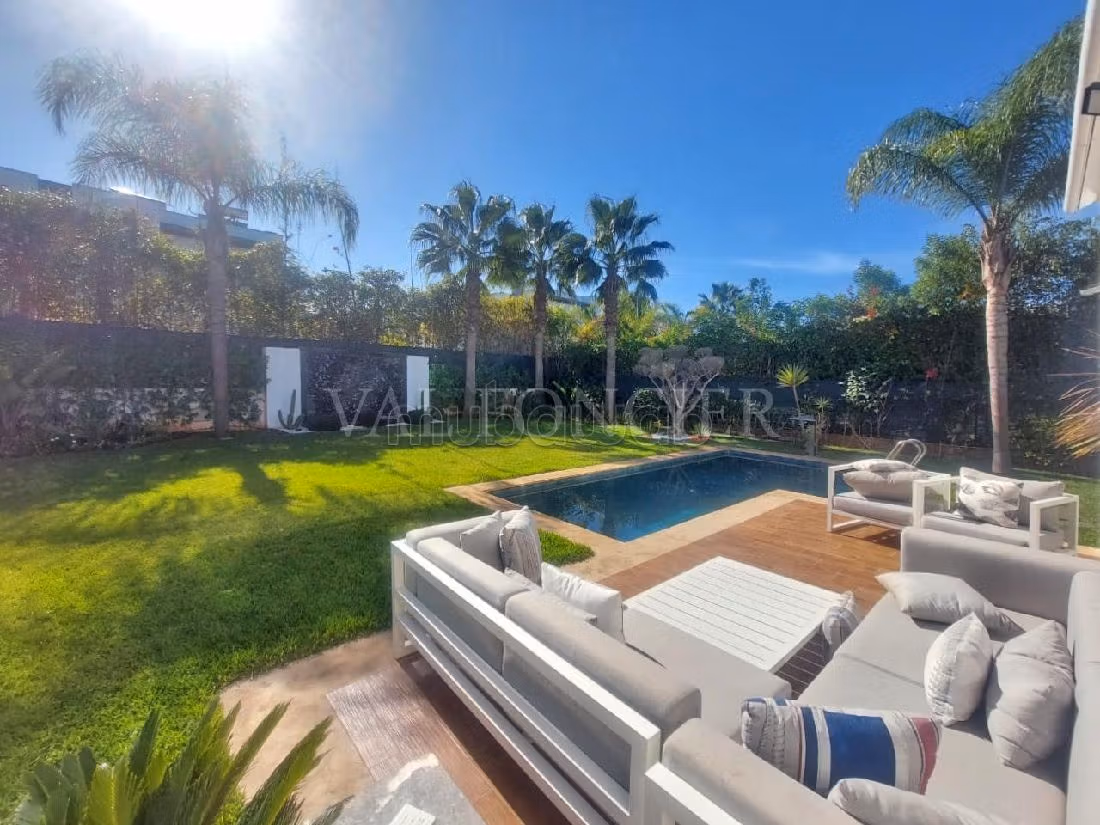 فيلا فاخرة للبيع ببوسكورة. المساحة الإجمالية 505 م². مسبح و مدفأة. 