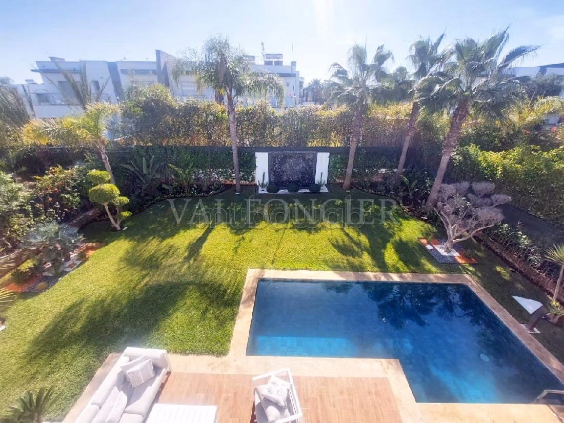 فيلا فاخرة للبيع ببوسكورة. المساحة الإجمالية 505 م². مسبح و مدفأة. 