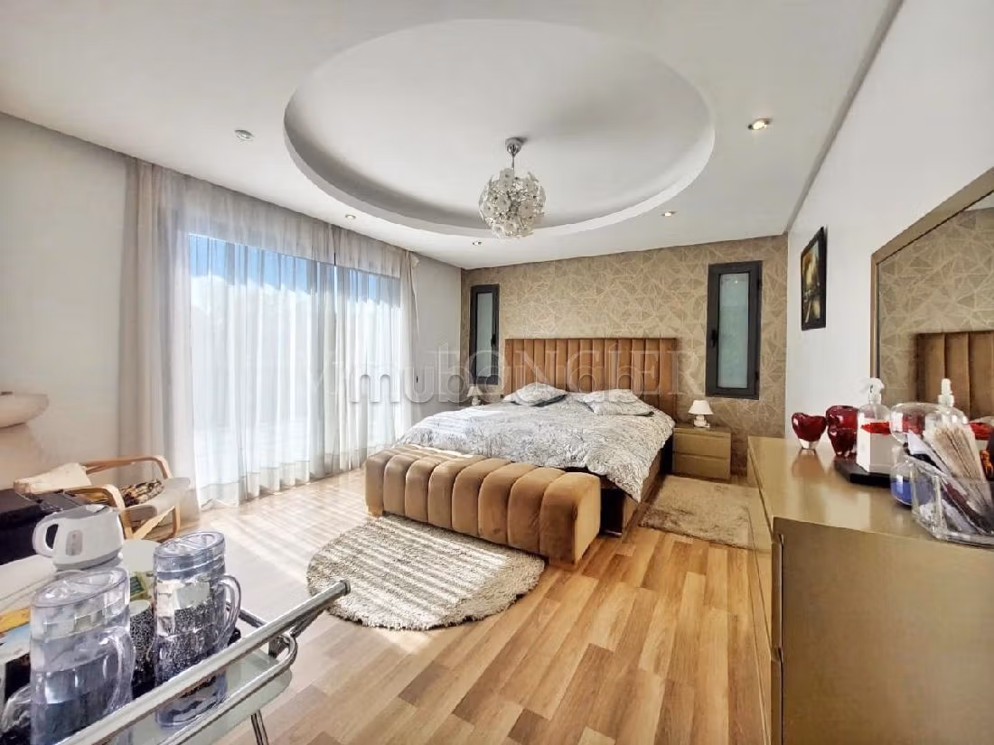 فيلا فاخرة للبيع ببوسكورة. المساحة الإجمالية 505 م². مسبح و مدفأة. 