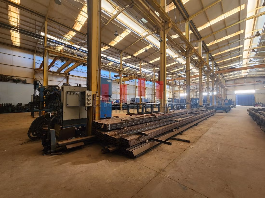 Commercieel vastgoed huren in Franceville. Oppervlakte 5600 m²