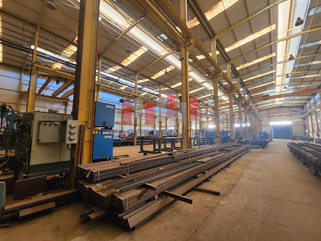 Commercieel vastgoed huren in Franceville. Oppervlakte 5600 m²