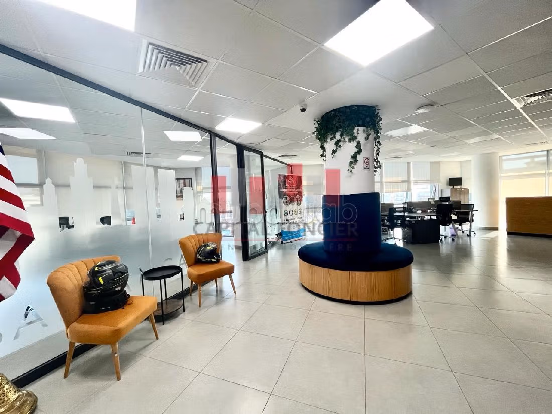 Offices for rent in Port. Small area 381 m². Garage and terrace