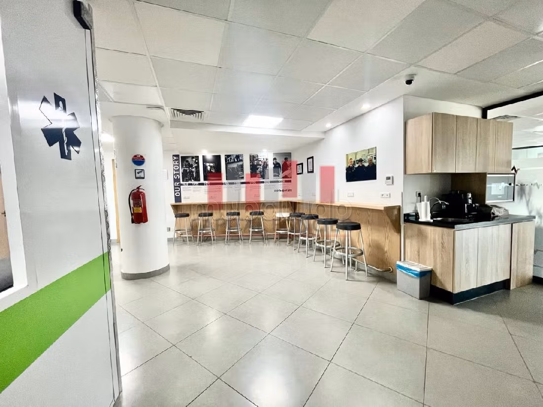 Offices for rent in Port. Small area 381 m². Garage and terrace