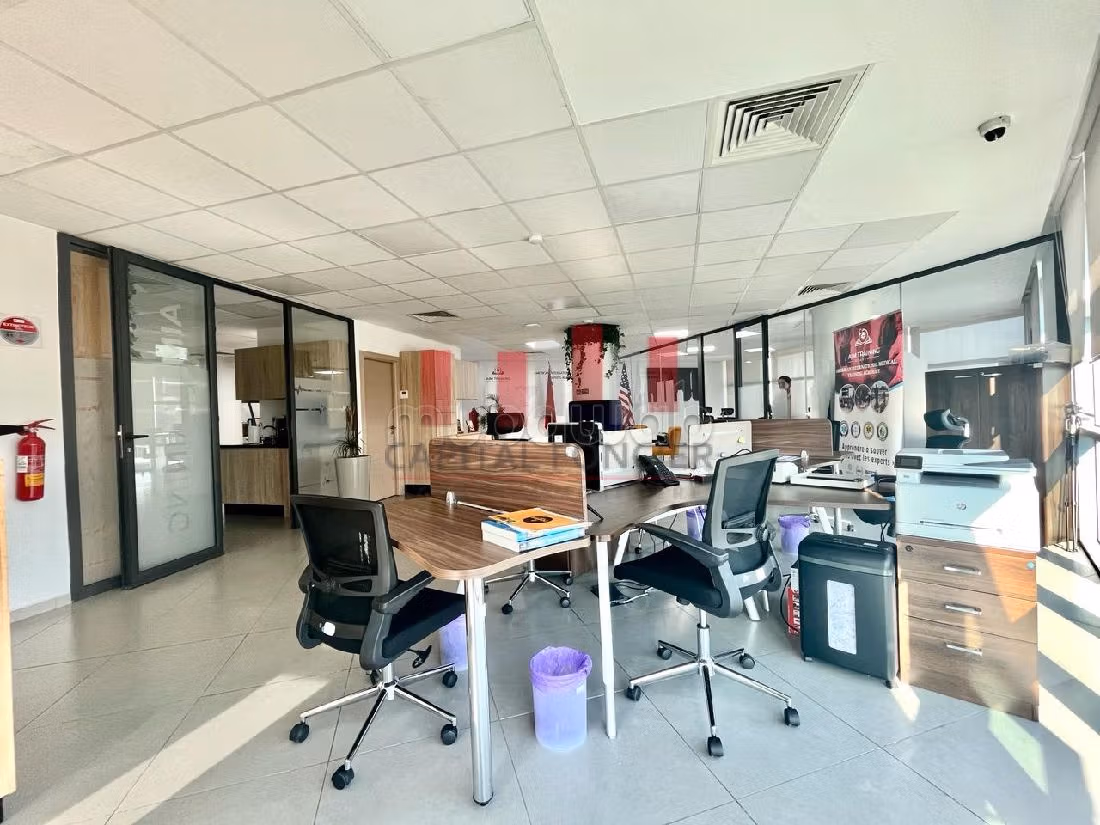 Offices for rent in Port. Small area 381 m². Garage and terrace