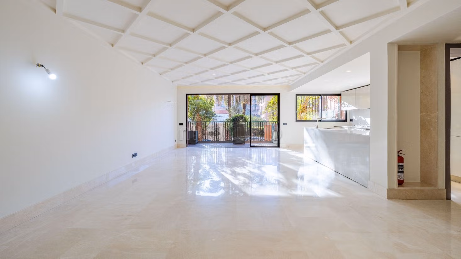 Apartment for rent in Hivernage. 2 rooms. Lift and terrace. 