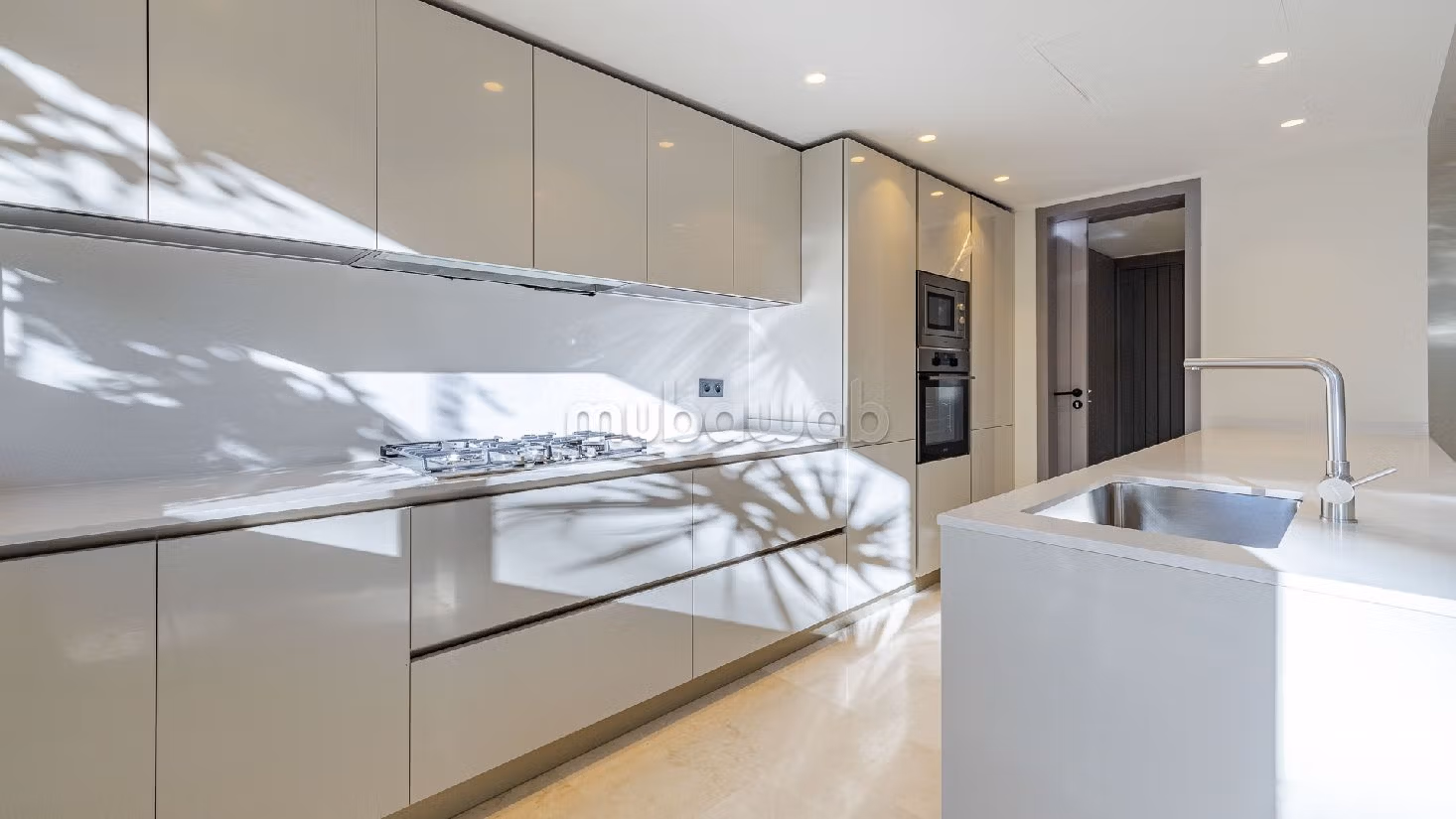 Apartment for rent in Hivernage. 2 rooms. Lift and terrace. 