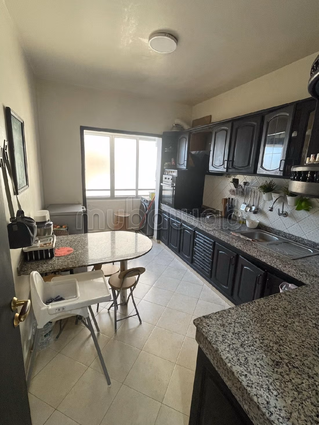 شقة للبيع ب الصخور السوداء. 3 قطع كبيرة. مطبخ مجهز جيدا. 