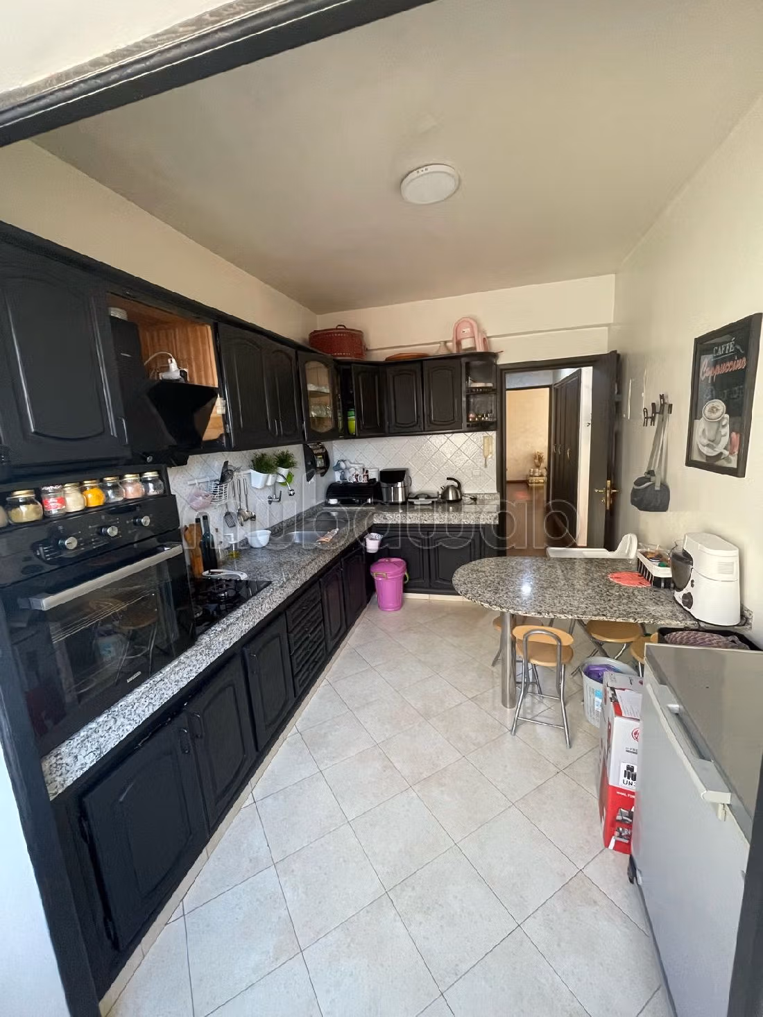 شقة للبيع ب الصخور السوداء. 3 قطع كبيرة. مطبخ مجهز جيدا. 