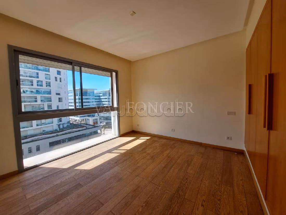 Flat for rent in Ain Diab. 3 beautiful rooms. Parking spaces and terrace