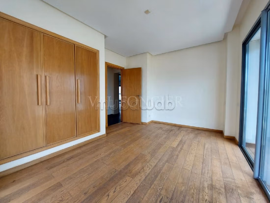 Flat for rent in Ain Diab. 3 beautiful rooms. Parking spaces and terrace
