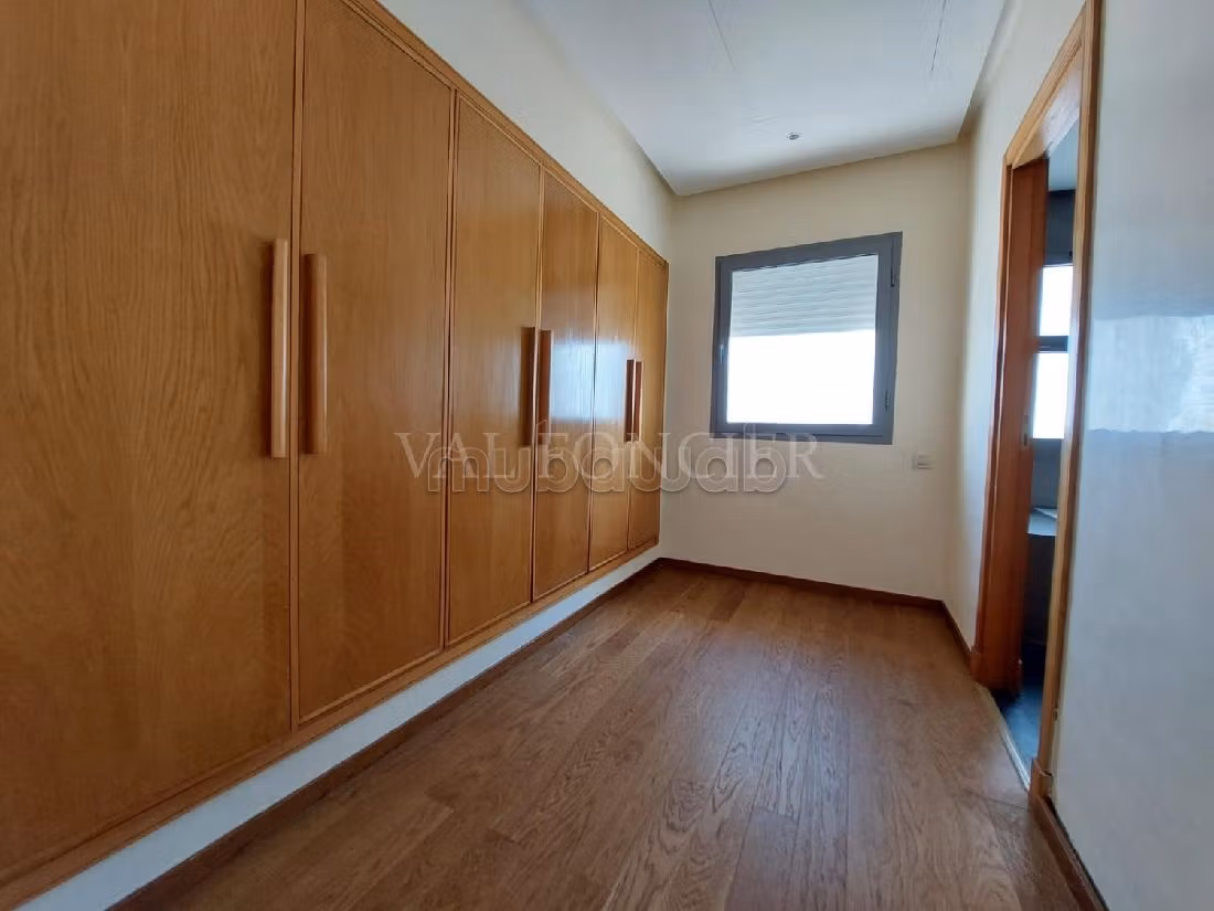 Flat for rent in Ain Diab. 3 beautiful rooms. Parking spaces and terrace