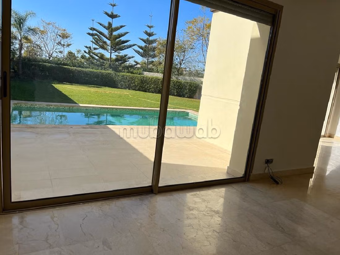 Superbe villa vide à louer à Bouskoura