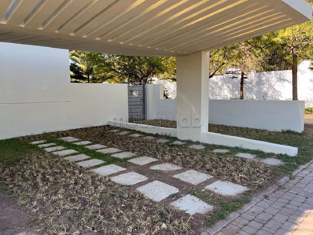 Superbe villa vide à louer à Bouskoura