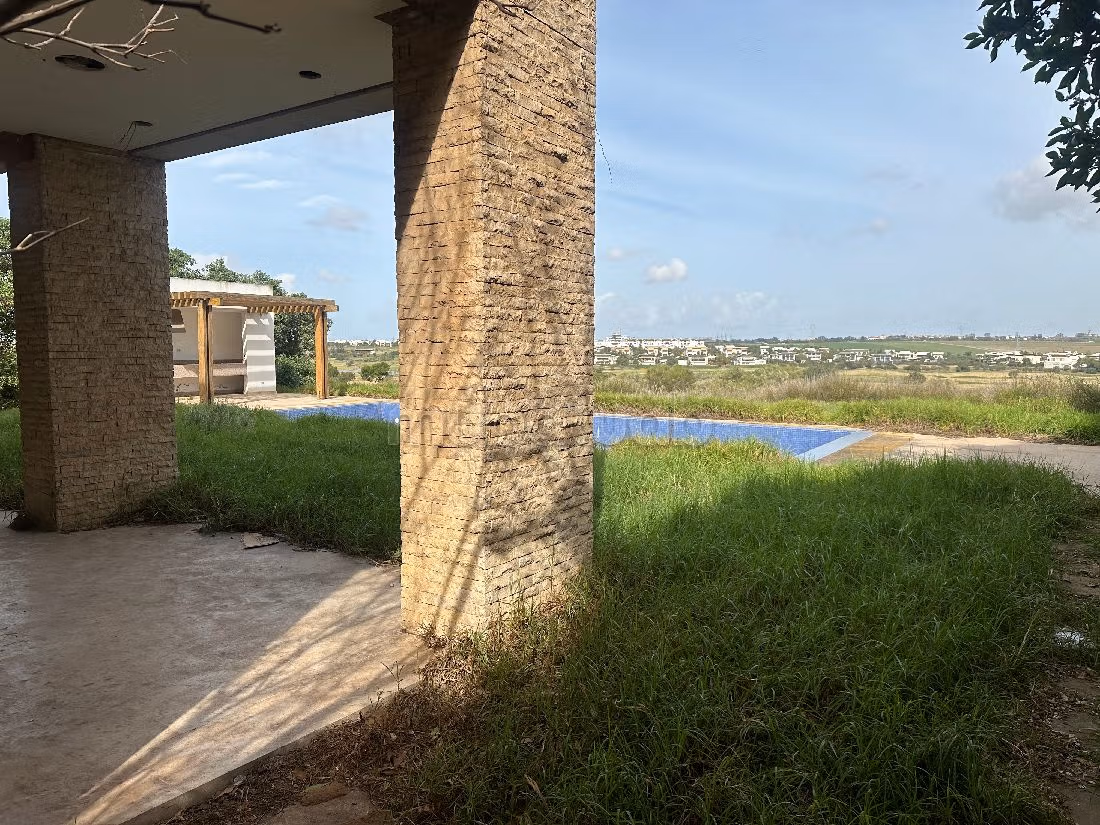 Te huur: villa's en luxe woningen. Totale oppervlakte 1500 m². Garage en mooi terras. 