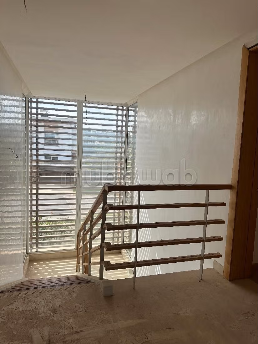 Te huur: villa's en luxe woningen. Totale oppervlakte 1500 m². Garage en mooi terras. 