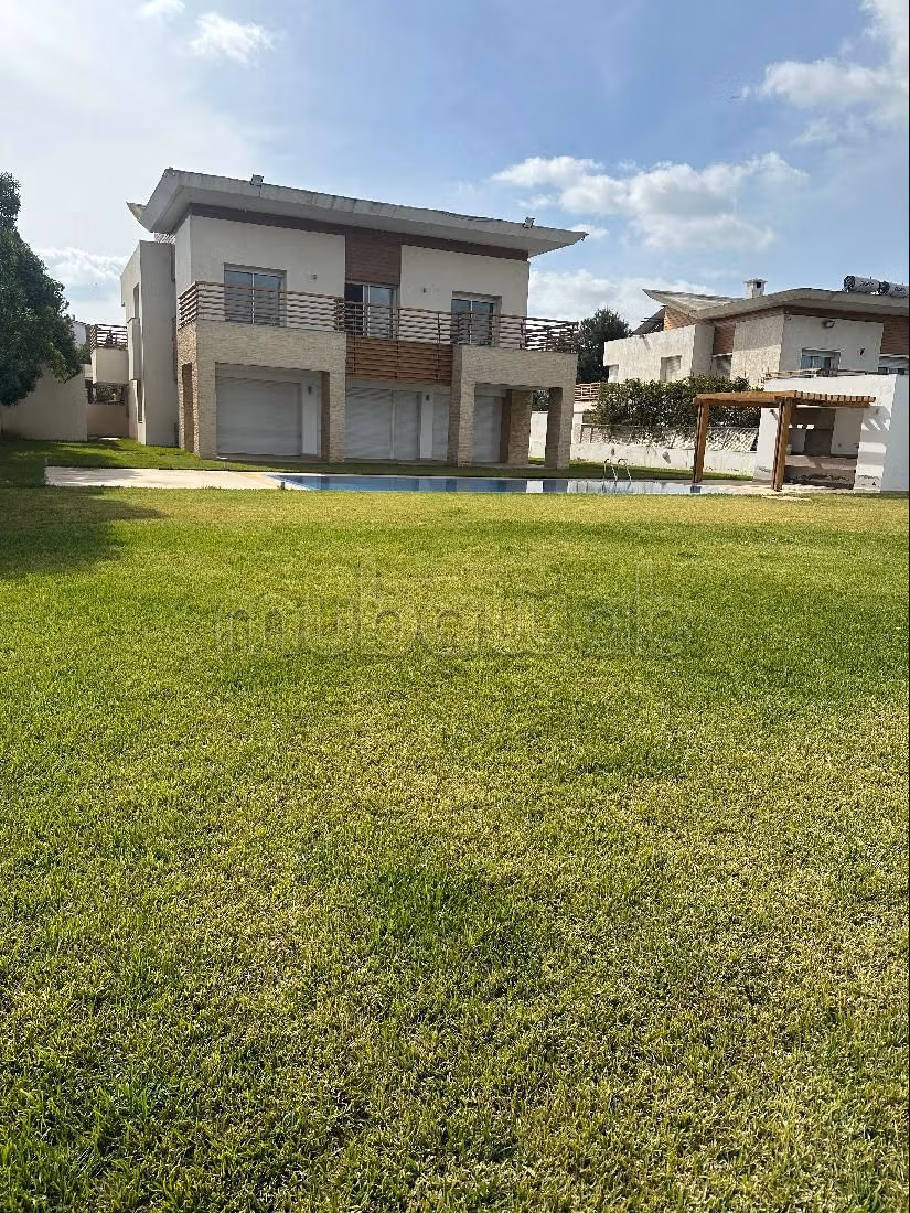 Te huur: villa's en luxe woningen. Totale oppervlakte 1500 m². Garage en mooi terras. 