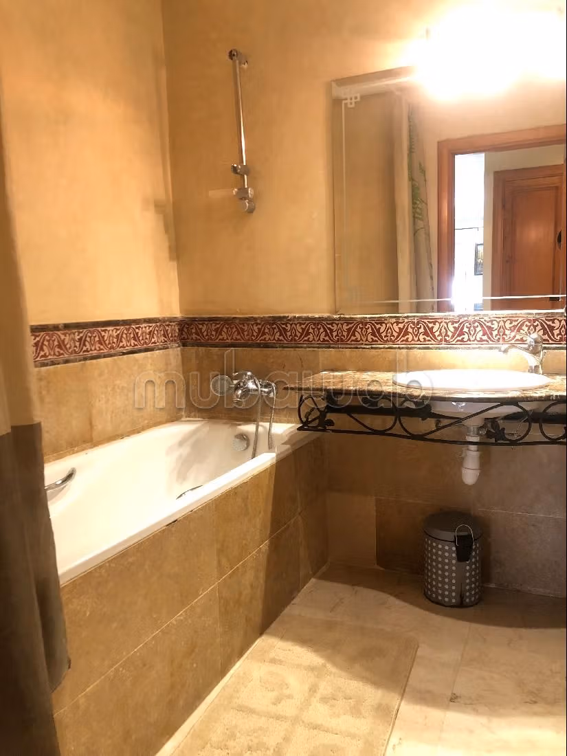 Rent an apartment in Guéliz. Dimension 96 m². General satellite dish system, On site security.