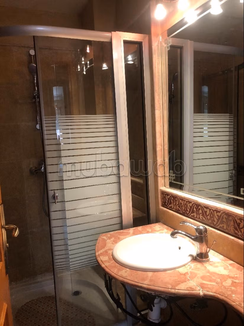 Rent an apartment in Guéliz. Dimension 96 m². General satellite dish system, On site security.