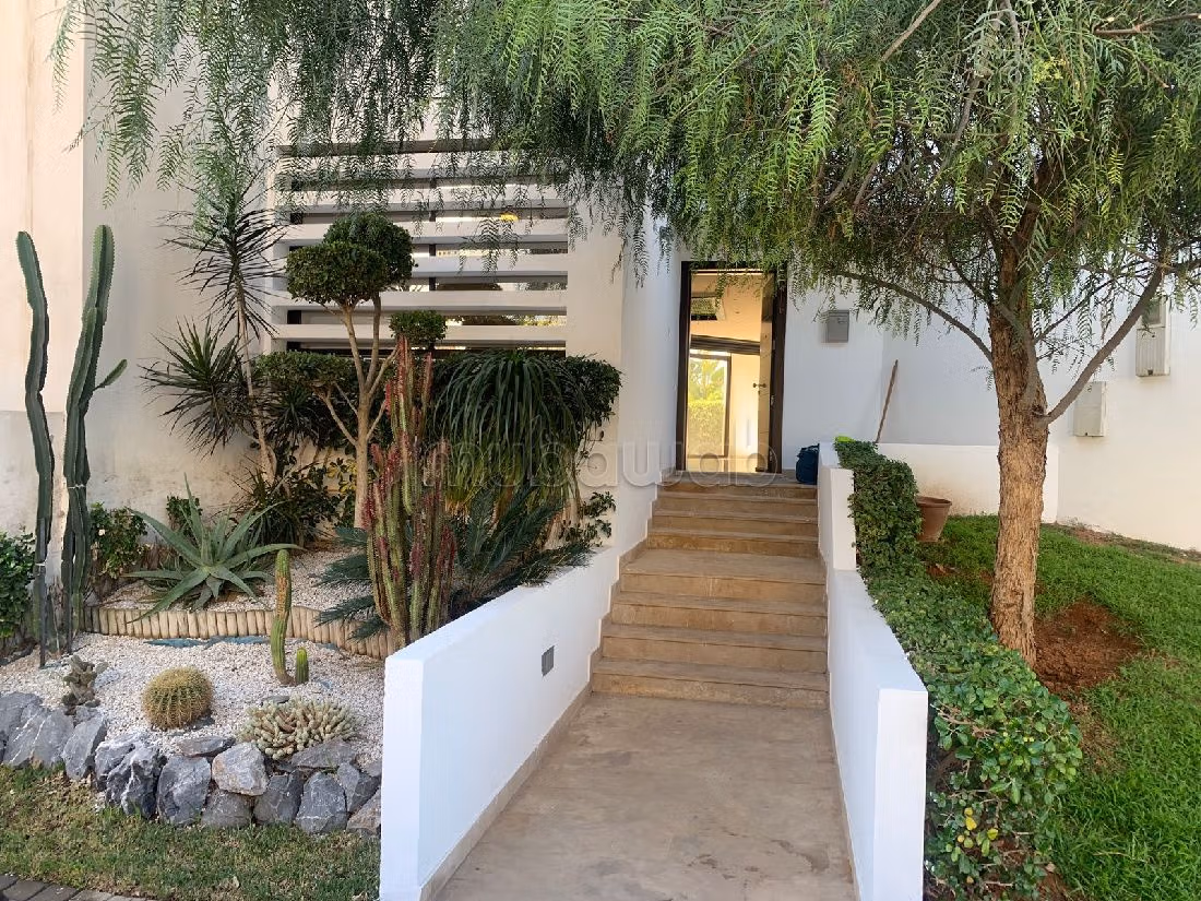 شقة رائعة للإيجار ب المدينة الخضراء. 2 غرف رائعة. حديقة ومرآب