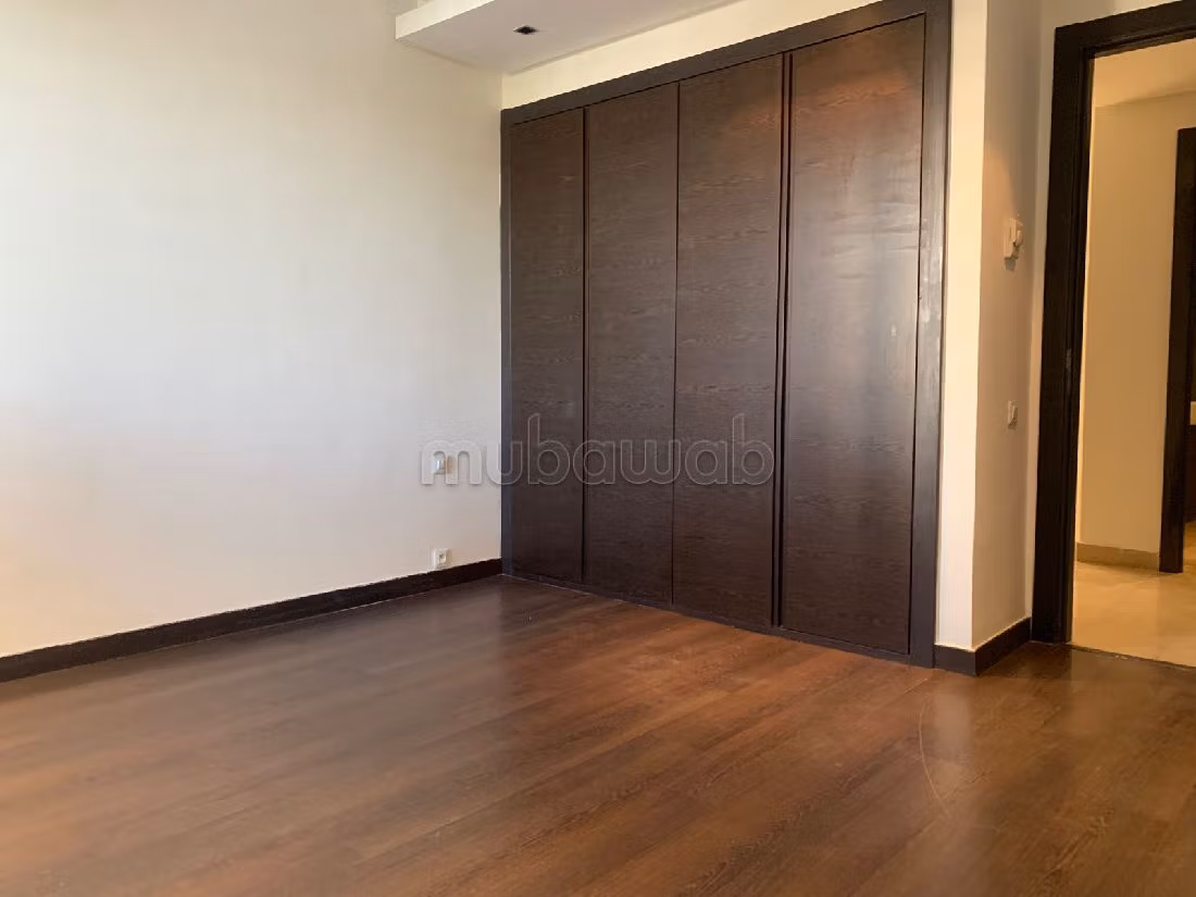 شقة رائعة للإيجار ب المدينة الخضراء. 2 غرف رائعة. حديقة ومرآب