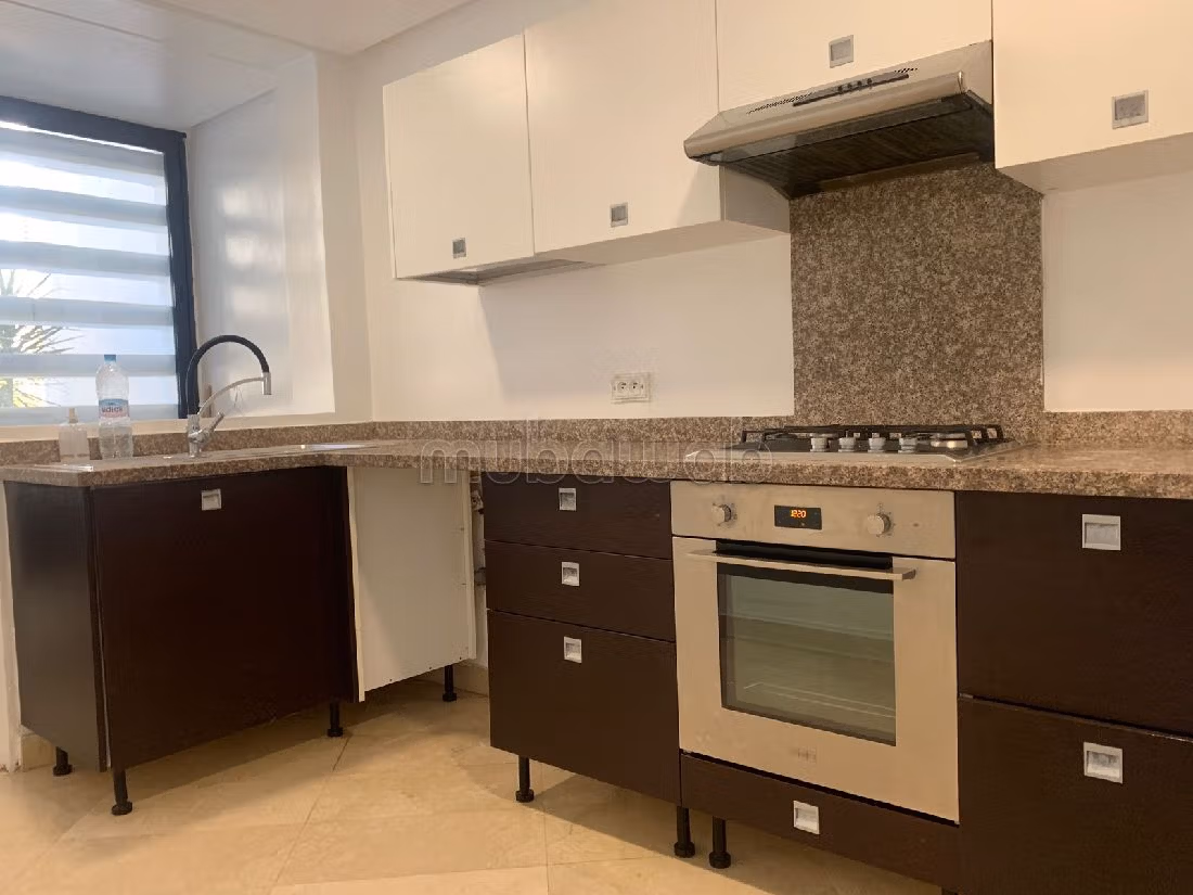 شقة رائعة للإيجار ب المدينة الخضراء. 2 غرف رائعة. حديقة ومرآب