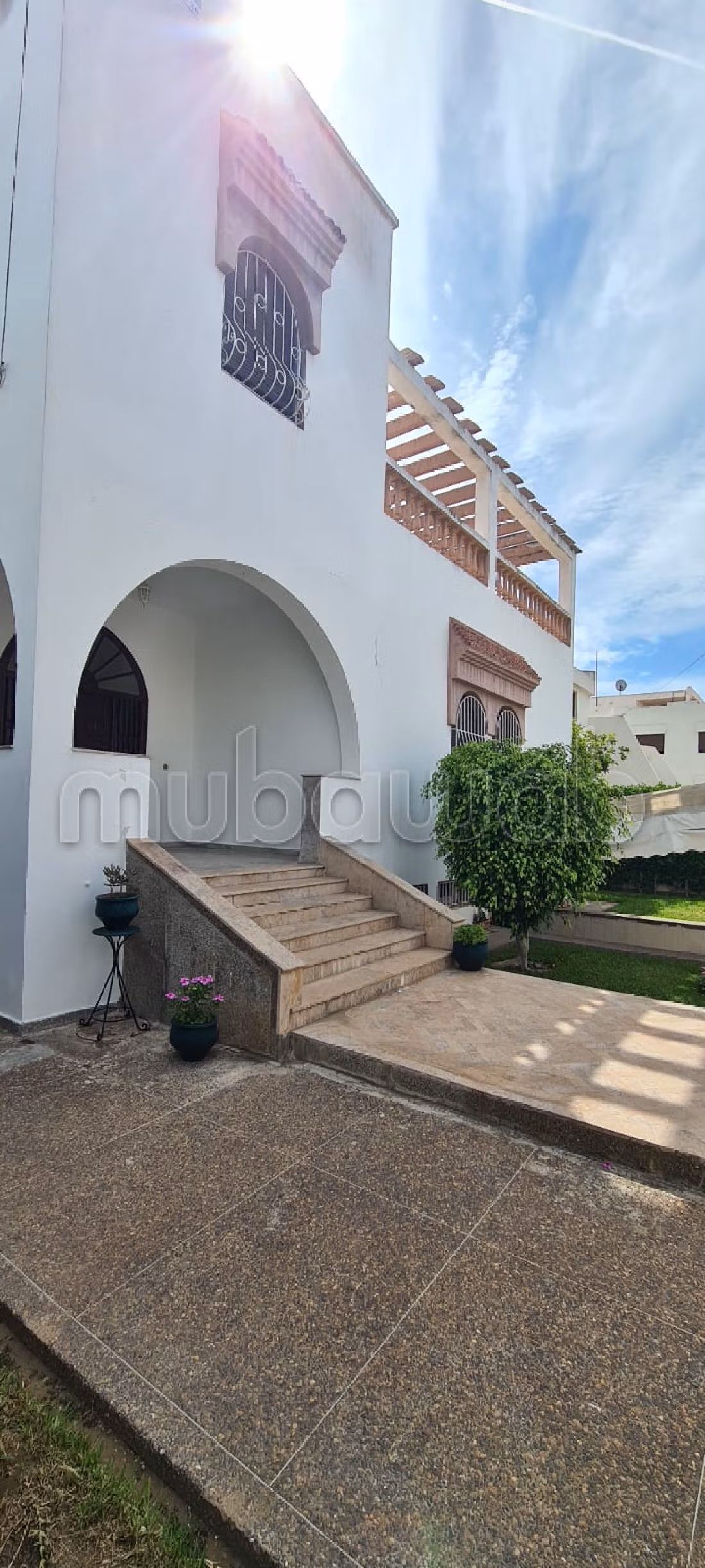 فيلا فاخرة للبيع ب بئر الرامي الشرقية. 6 غرف جميلة. حديقة وشرفة