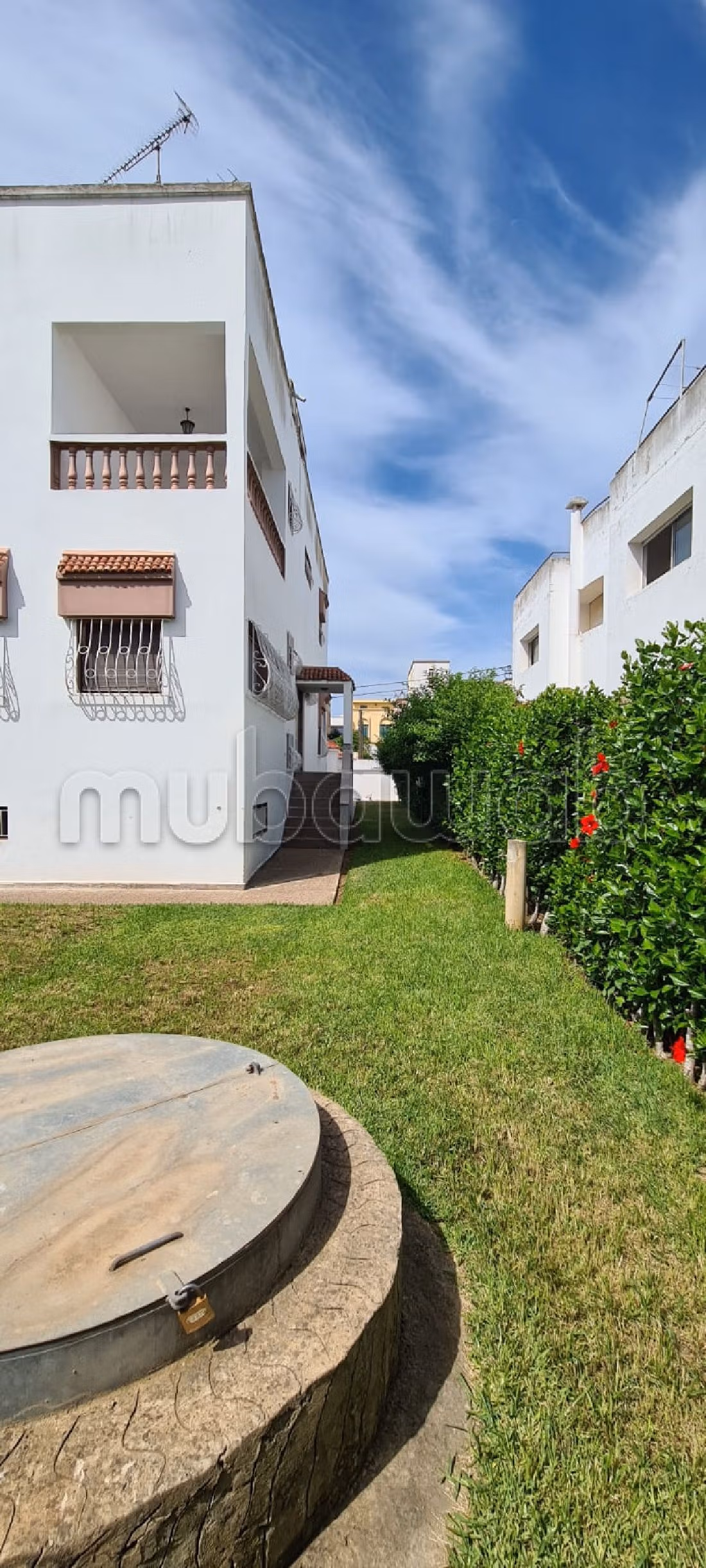 فيلا فاخرة للبيع ب بئر الرامي الشرقية. 6 غرف جميلة. حديقة وشرفة