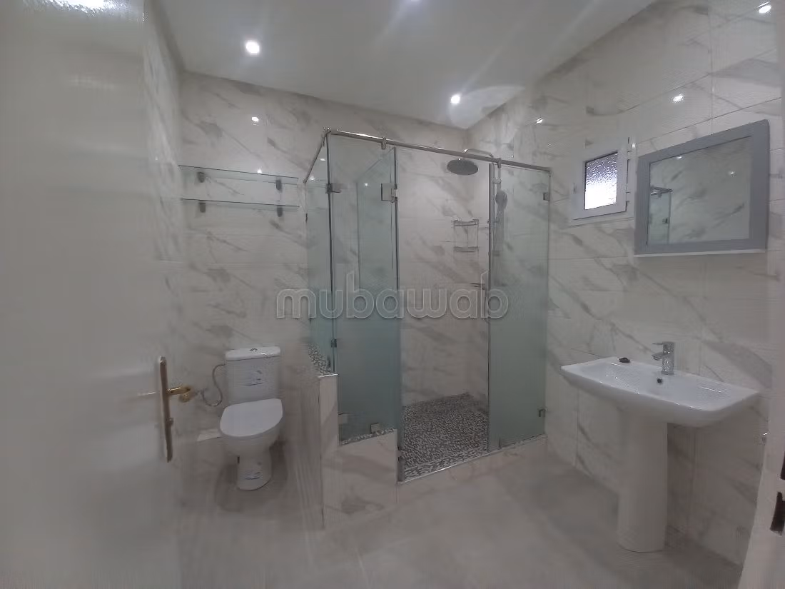 Appartementen huren in Riviera. Oppervlakte 140 m². Tuin en lift. 