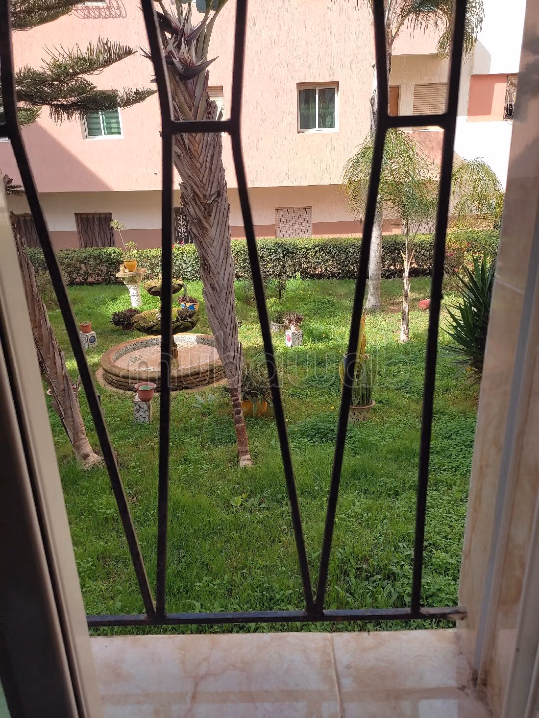 شقة جميلة للبيع ب الوفاق. 2 غرف رائعة. صالون مغربي، و خدمة الأمن والحراسة