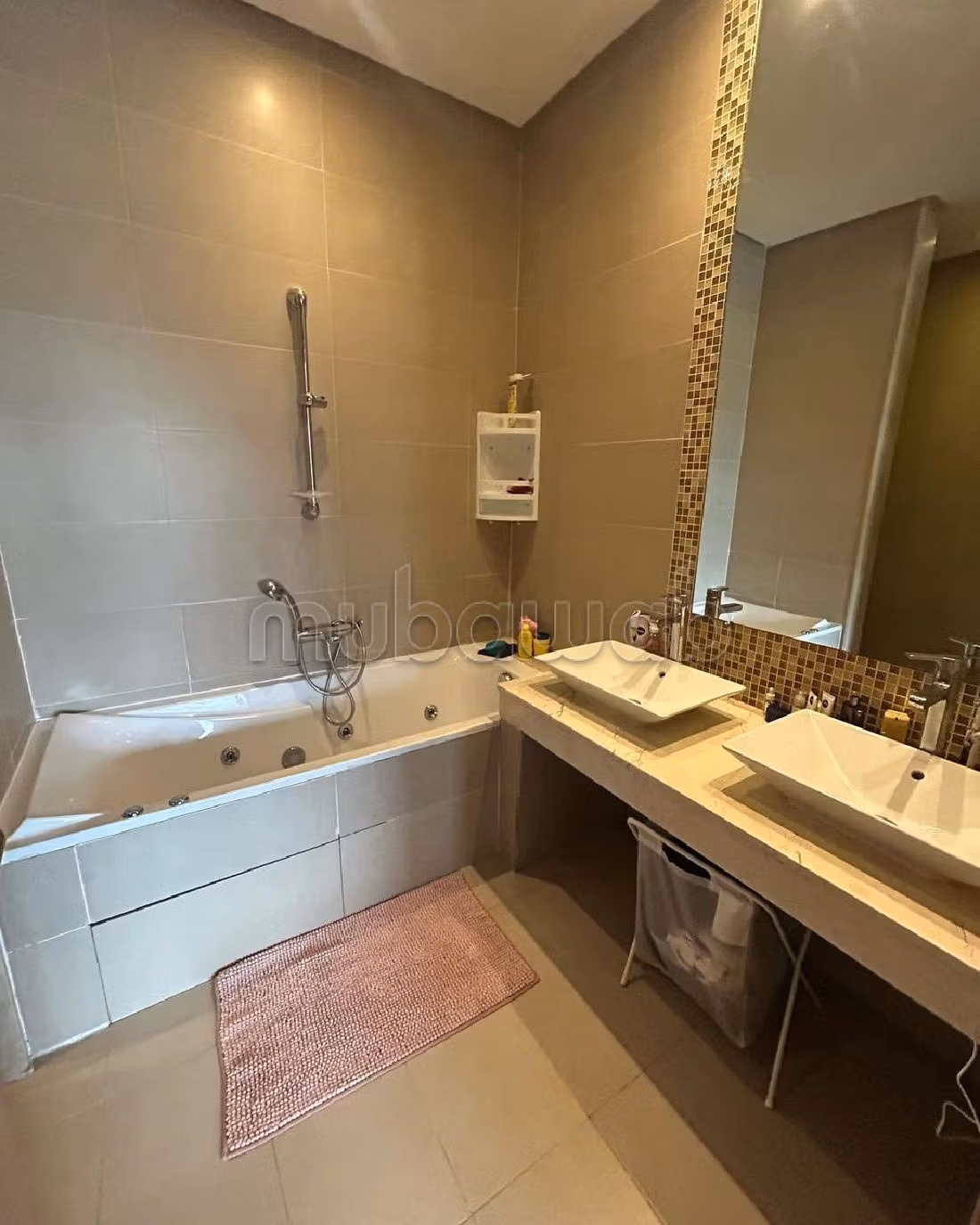 Maestosa villa in affitto. 4 belle camere da letto. Camino e piscina. 