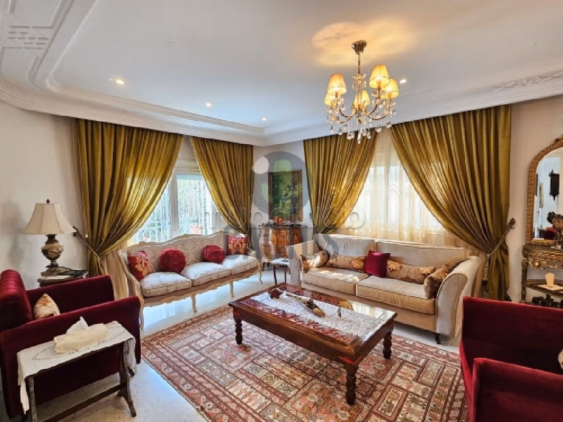 À vendre Villa de 380m² sur un terrain de 505m² à