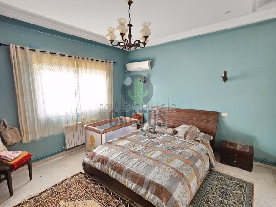 À vendre Villa de 380m² sur un terrain de 505m² à