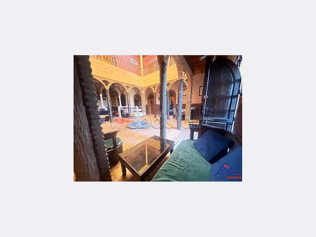 Se vende villa de lujo en Route de l'Ourika. 8 dormitorios. Hermosa terraza y jardín