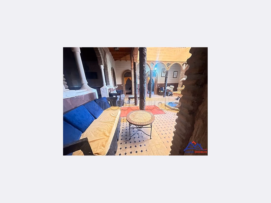 Se vende villa de lujo en Route de l'Ourika. 8 dormitorios. Hermosa terraza y jardín