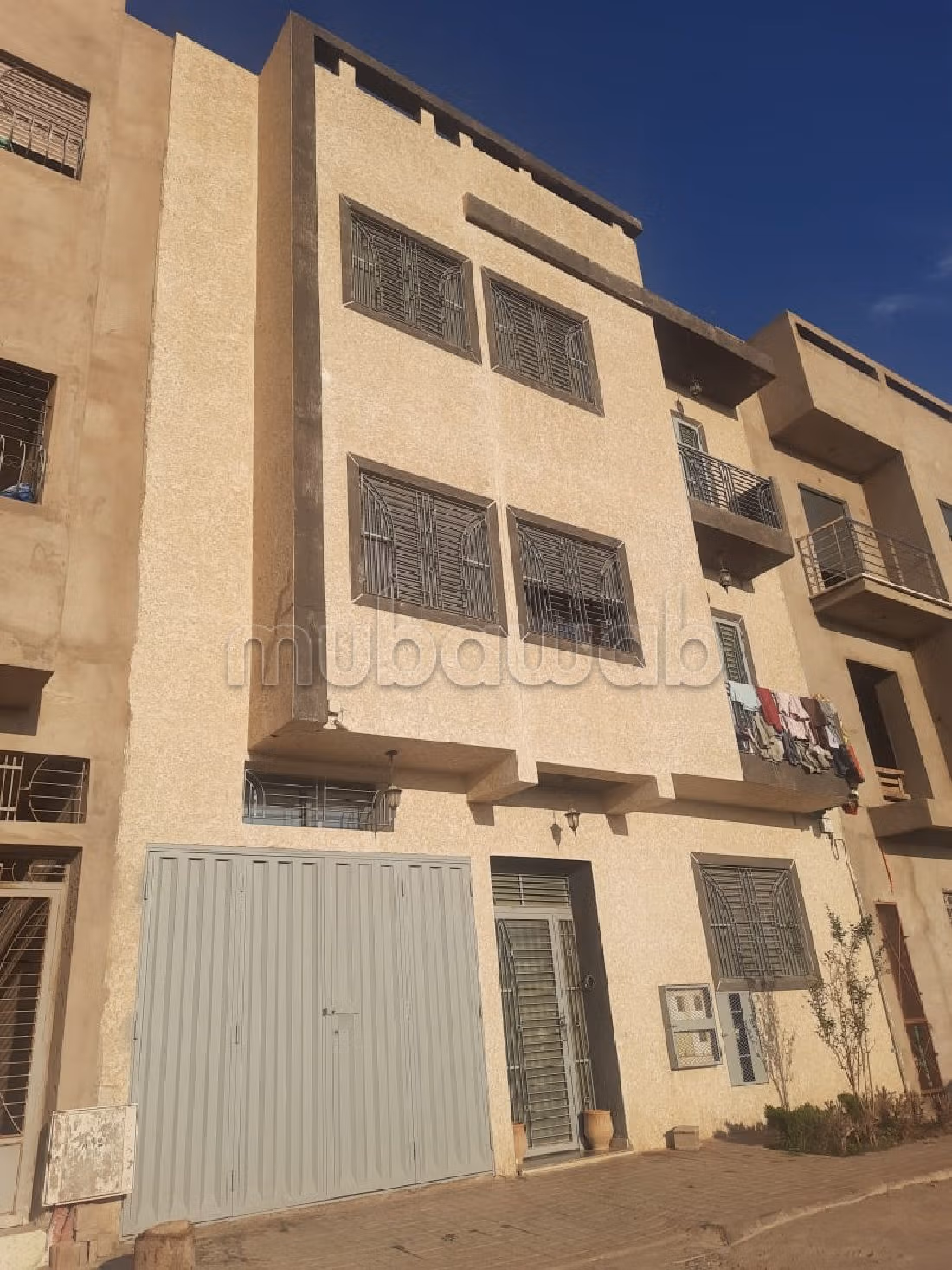 Se vende casa en Hay Nejma. 3 hermosas habitaciones. Sistema de antena parabólica y residencia segura. 