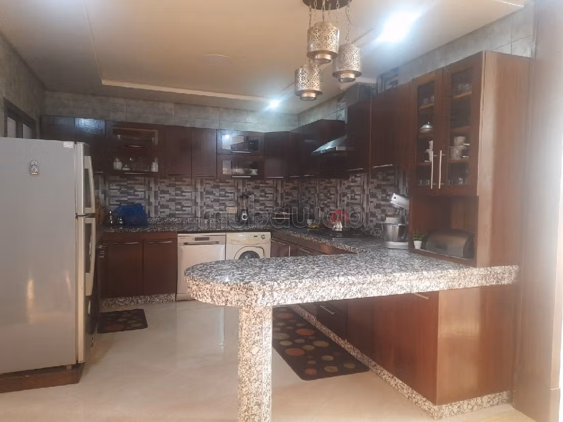 Se vende casa en Hay Nejma. 3 hermosas habitaciones. Sistema de antena parabólica y residencia segura. 