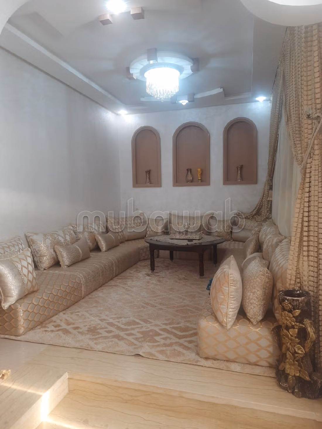 Se vende casa en Hay Nejma. 3 hermosas habitaciones. Sistema de antena parabólica y residencia segura. 