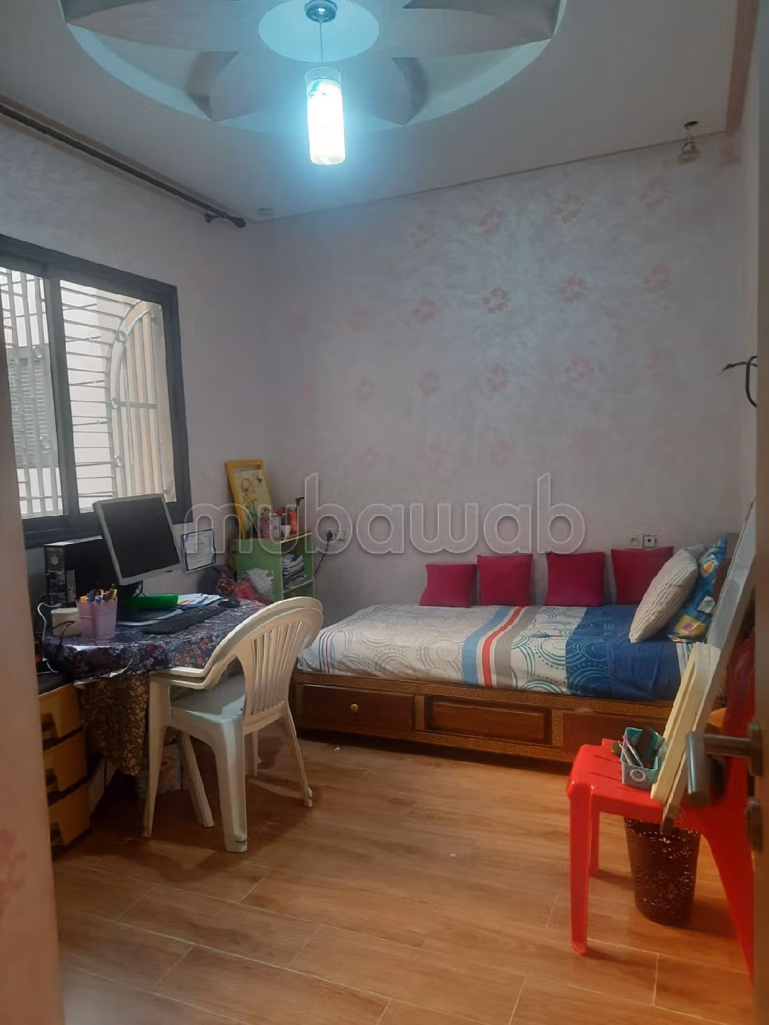 Se vende casa en Hay Nejma. 3 hermosas habitaciones. Sistema de antena parabólica y residencia segura. 