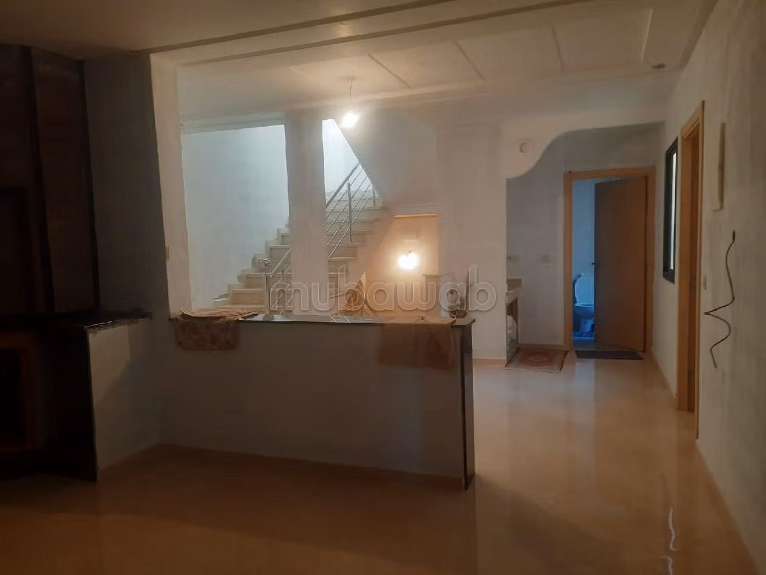 Se vende casa en Hay Nejma. 3 hermosas habitaciones. Sistema de antena parabólica y residencia segura. 