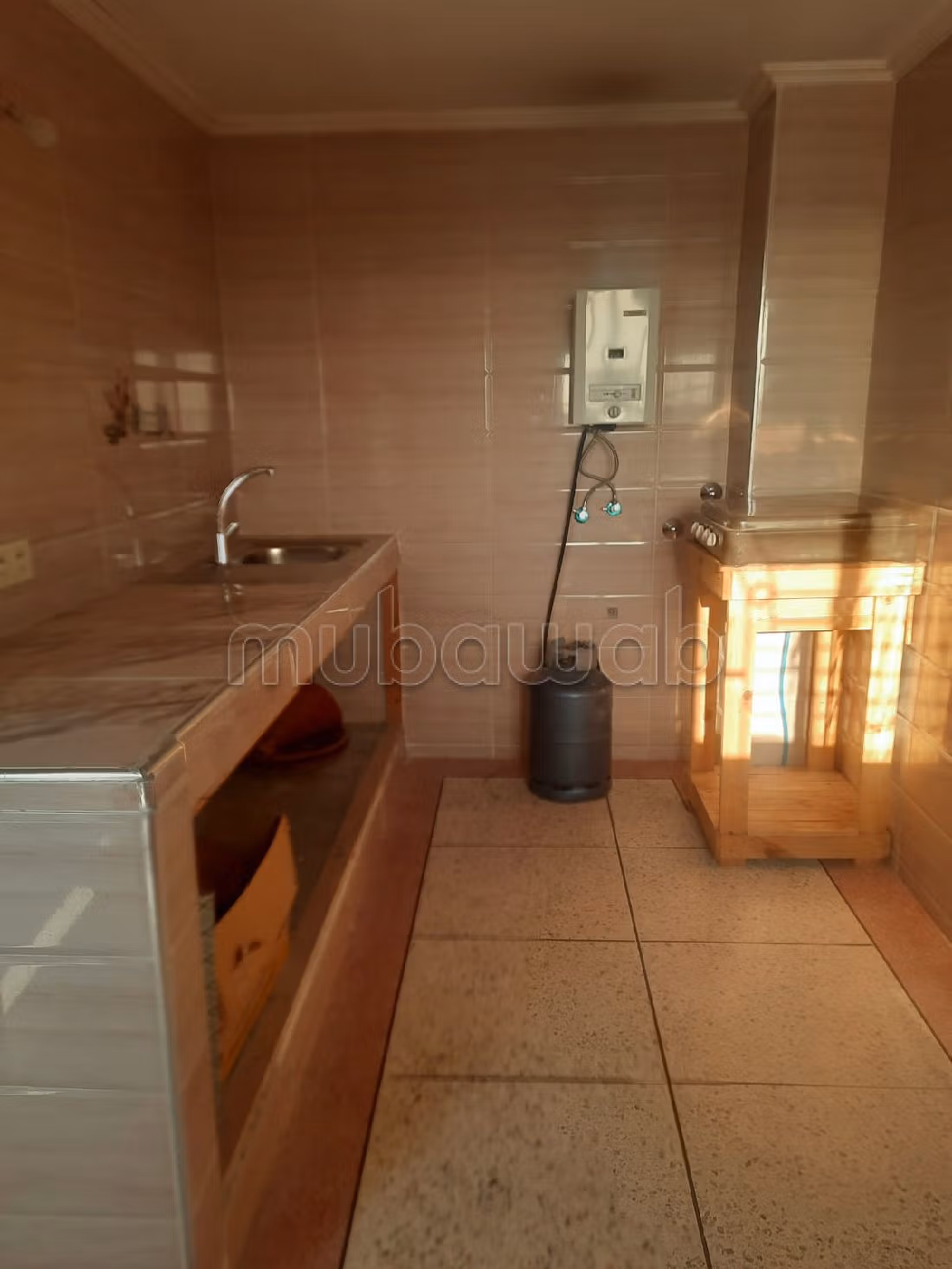 Se vende casa en Hay Nejma. 3 hermosas habitaciones. Sistema de antena parabólica y residencia segura. 