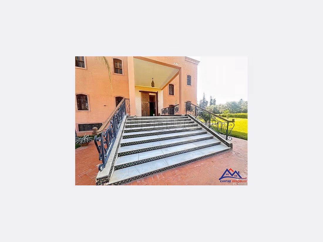 فيلا فاخرة للبيع بتاركة. 6 غرف جميلة. مساحة خضراء