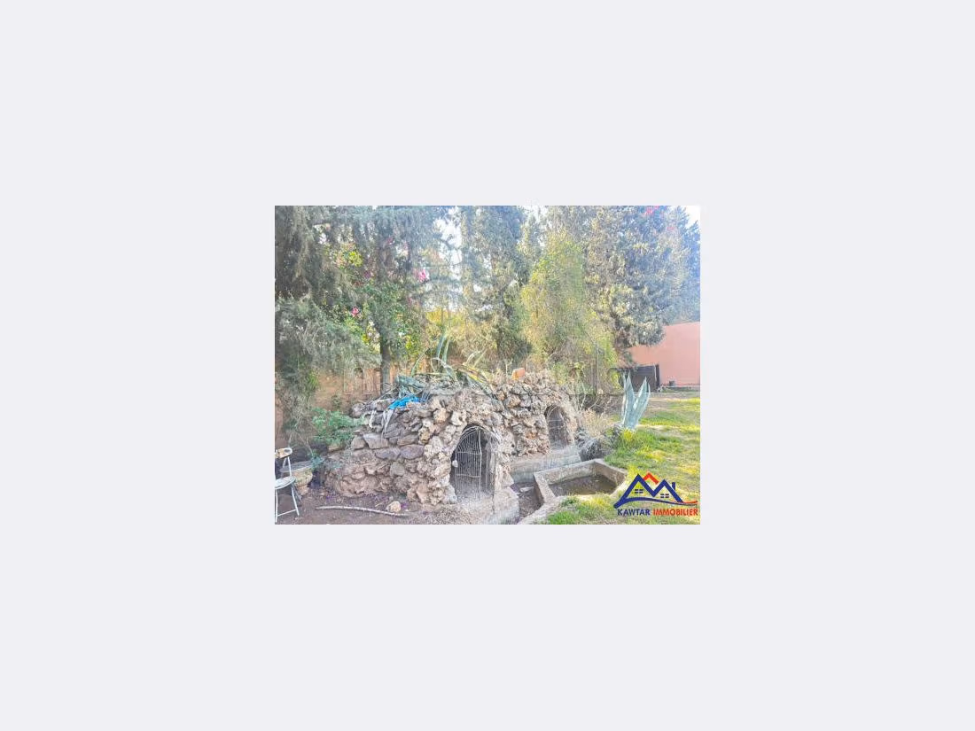 فيلا فاخرة للبيع بتاركة. 6 غرف جميلة. مساحة خضراء