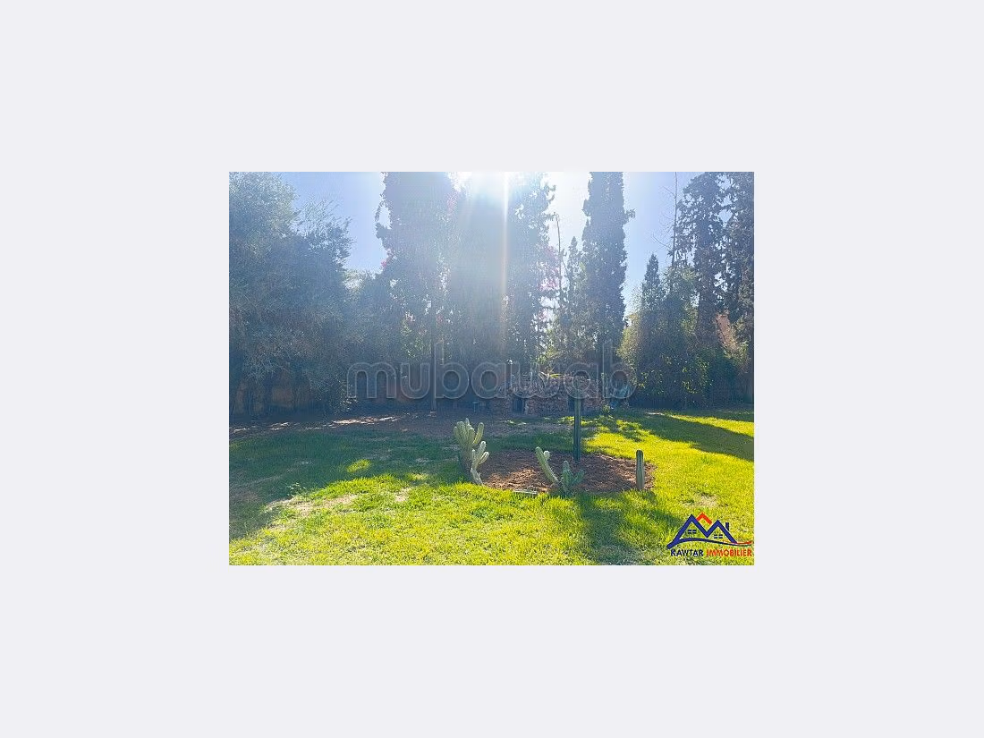 فيلا فاخرة للبيع بتاركة. 6 غرف جميلة. مساحة خضراء