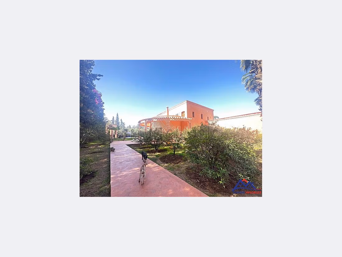 فيلا فاخرة للبيع بتاركة. 6 غرف جميلة. مساحة خضراء