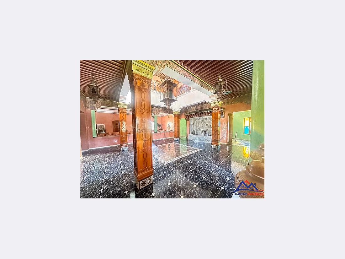 فيلا فاخرة للبيع بتاركة. 6 غرف جميلة. مساحة خضراء